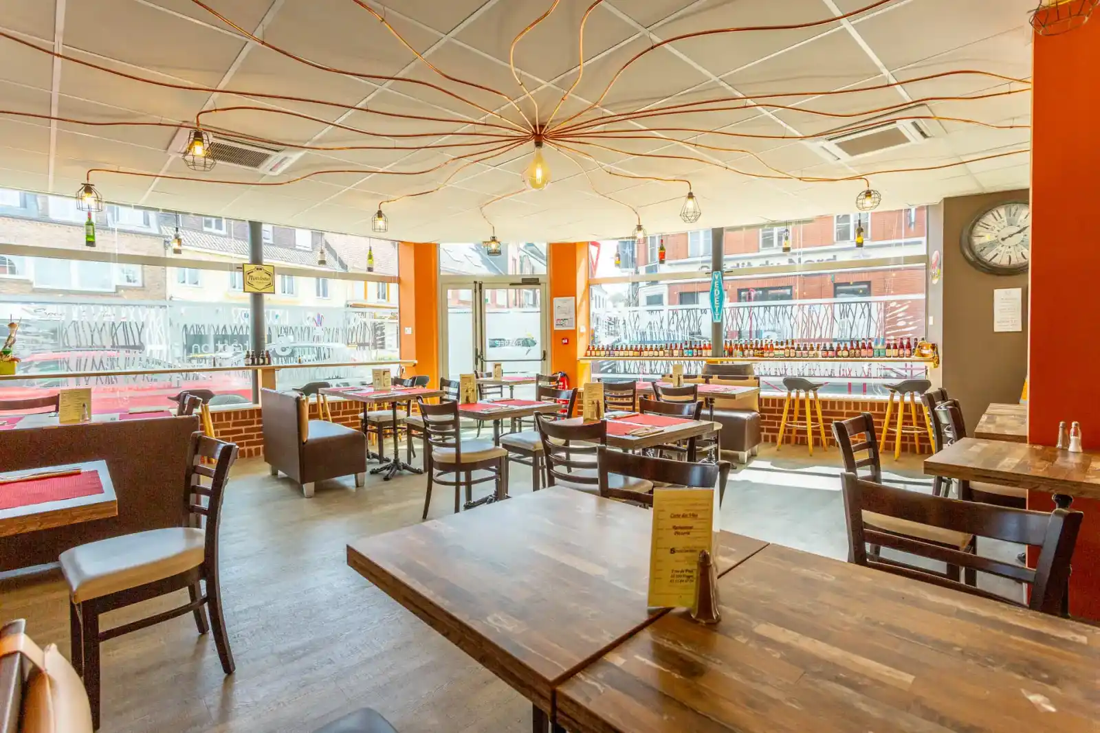 Ambiance chaleureuse du restaurant La Soustraction Fruges