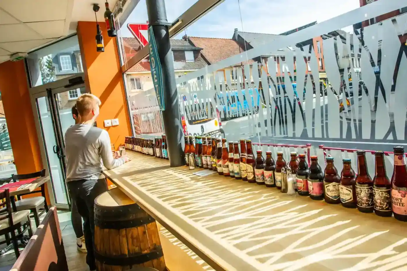 Intérieur chaleureux de la pizzeria La Soustraction à Fruges