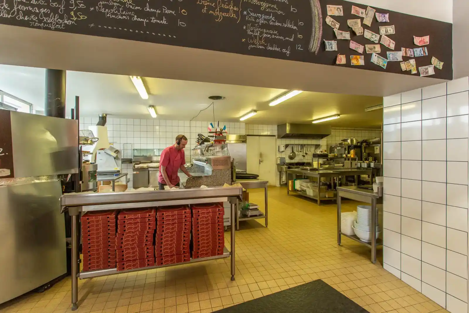 Four à bois traditionnel de la pizzeria La Soustraction Fruges